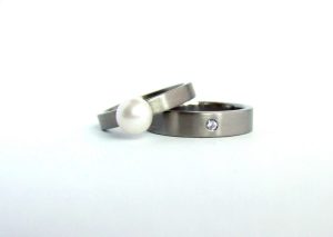 Aanschuifringen titanium met parel of briljant Teuns Design goudsmid Wijchen