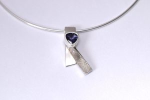 Vingerafdruk hanger met iolith Teuns Design goudsmid Wijchen Nijmegen