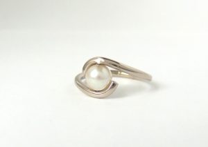 Parelring witgoud Teuns Design goudsmid Wijchen