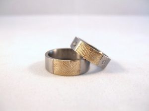trouwringen geelgoud titanium vingerafdruk en twee briljanten Teuns Design Goudsmid Wijchen regio Nijmegen