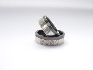 Trouwringen witgoud met zirkonium band en vingerafdruk Teuns Design goudsmid Wijchen , nabij Nijmegen / Oss