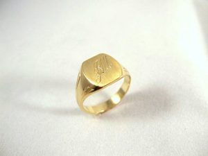 Zegelring met initialen geelgoud Teuns Design goudsmid Wijchen regio Nijmegen / Oss