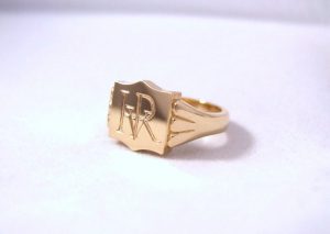 Zegelring met handgravure geel goud Teuns Design goudsmid Wijchen