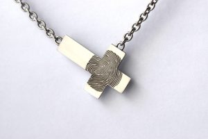 Kruis edelmetaal hanger vingerafdruk Teuns Design Wijchen goudsmid