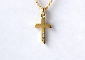 Gouden kruis met diamanten handgemaakt door Teuns Design goudsmid Wijchen