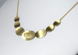 Gouden collier met vingerafdruk Teuns Design goudsmid Wijchen