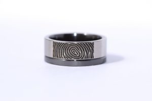 Gedenk ring zirkonium titanium met vingerafdruk Teuns Design goudsmid Wijchen