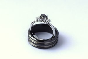 Trouwringen zwart / wit combinatie met diamant en zirkonium door Teuns Design goudsmid regio Nijmegen / Wijchen
