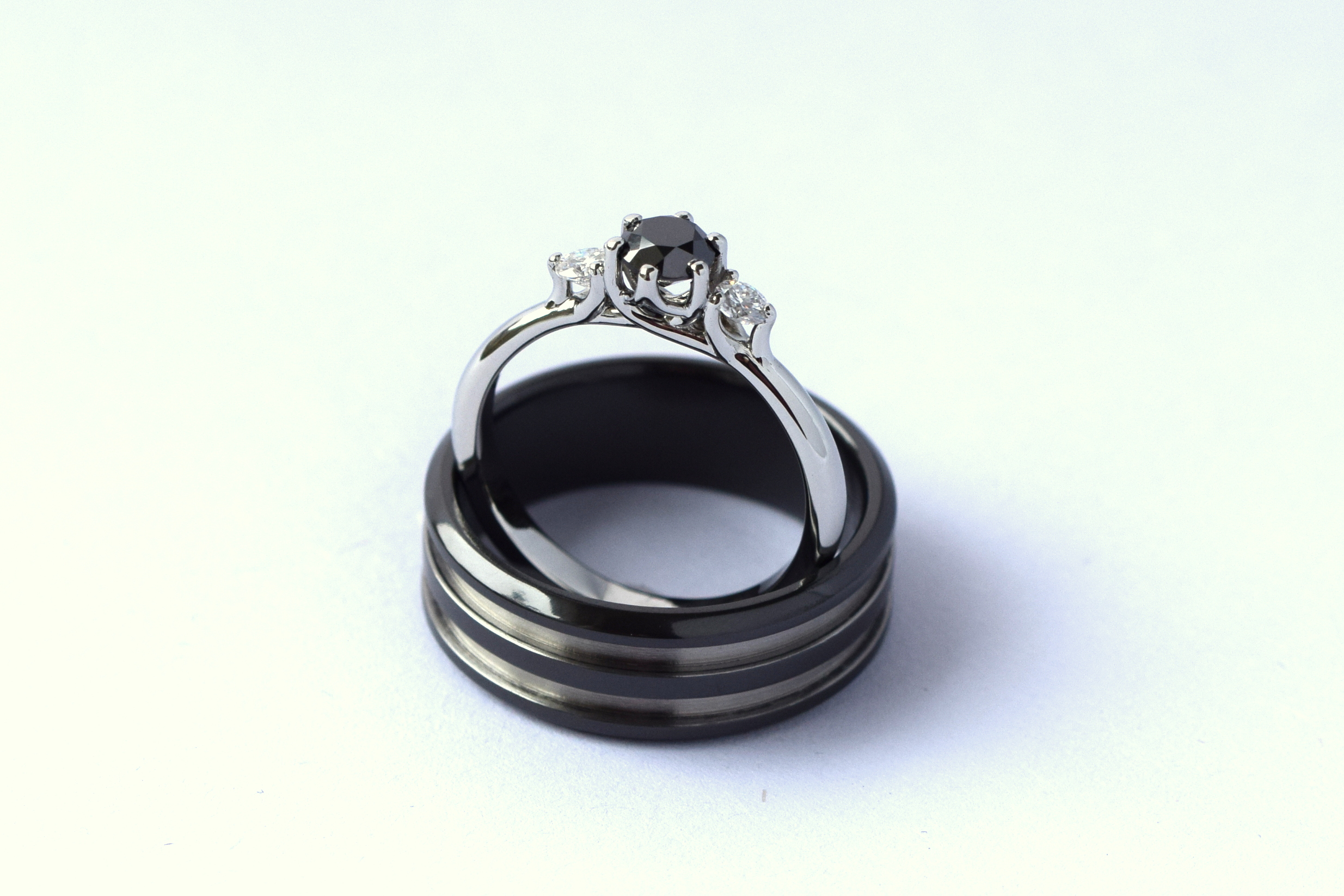 Trouwringen zwart / wit combinatie met diamant en zirkonium door Teuns Design goudsmid regio Nijmegen / Wijchen