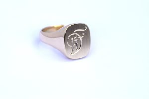 Zegelring met handgravure geel goud Teuns Design Goudsmid Teuns Design omgeving Nijmegen