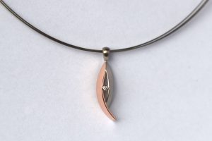 Hanger rood goud wit goud met een briljant Teuns Design goudsmid regio Nijmegen