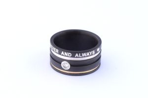 Zirkonium trouwringen met ingelegde letters en een beetje ‘oud’goud’