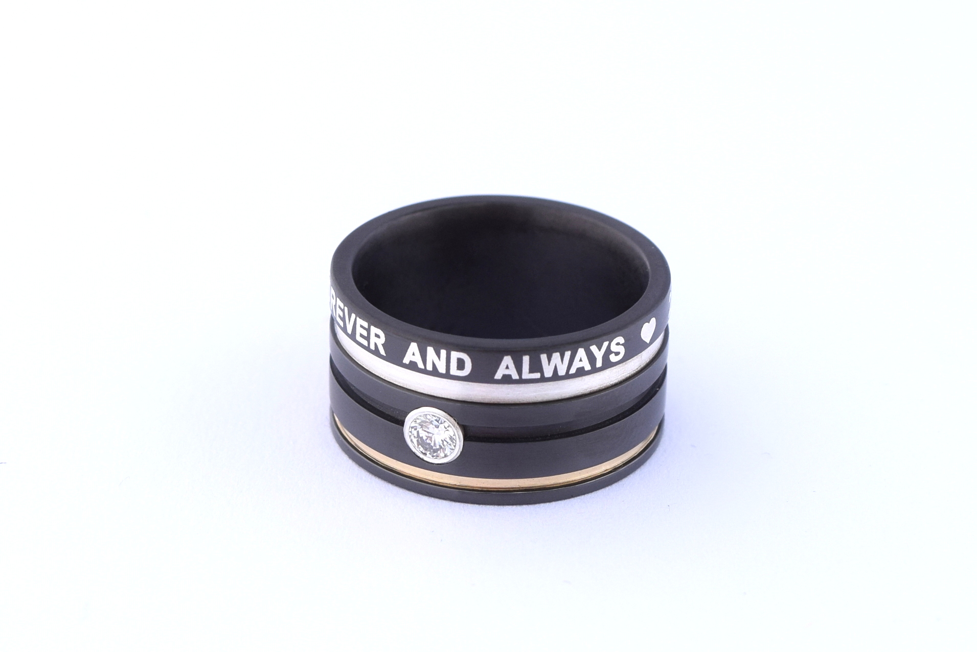 Dames trouwring zwart met diamant met ingelegde letters Goudsmid Teuns Design Wijchen