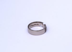 Witgouden ring met handschrift gravure van moeder aan de binnenkant Teuns Design goudsmid Culturele Broedplaats Wijchen
