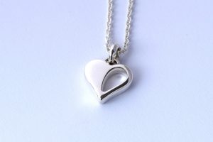 zilveren hart hanger met as aan ketting door Teuns Design goudsmid Wijchen