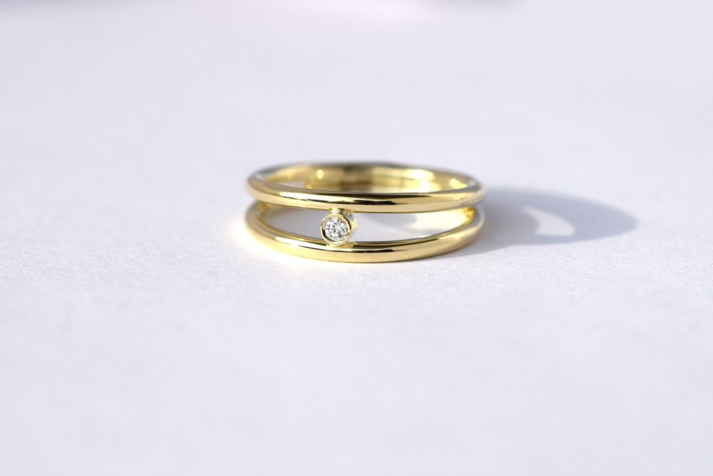 Teuns Design - gerycycled-goud-ring-met-briljant-scaled-1-1024x683