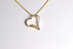 Geel gouden hanger hart met drie diamanten goudsmid Teuns Design Wijchen