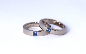 Witgouden ringen met saffier Teuns Design Wijchen goudsmid handgemaakt