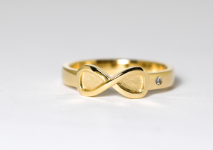 Asring ‘Infinity’ geelgoud met diamant en dubbele askamer