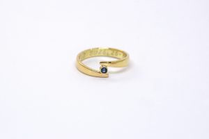 Geelgouden ring met blauwe saffier