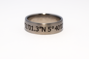 Trouwring met coordinaten titanium kan ook in witgoud door Teuns Design goudsmid Wijchen