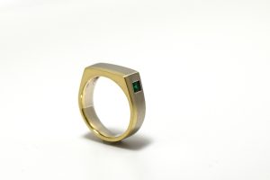 Twee kleuren zegelring met smaragd