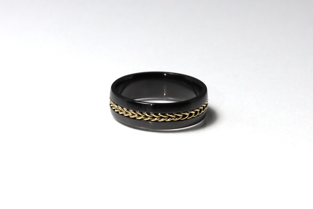 Teuns Design - Zirkonium-statement-ring-gedraaid-geel-goud-1024x683