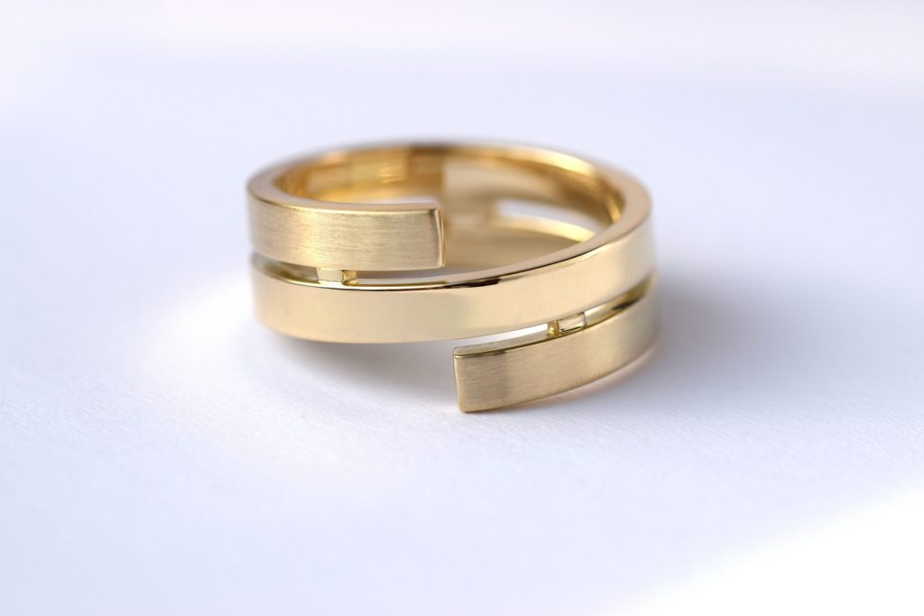 Teuns Design - gouden-ring-van-hergebruikt-oud-goud-scaled-1-1024x683