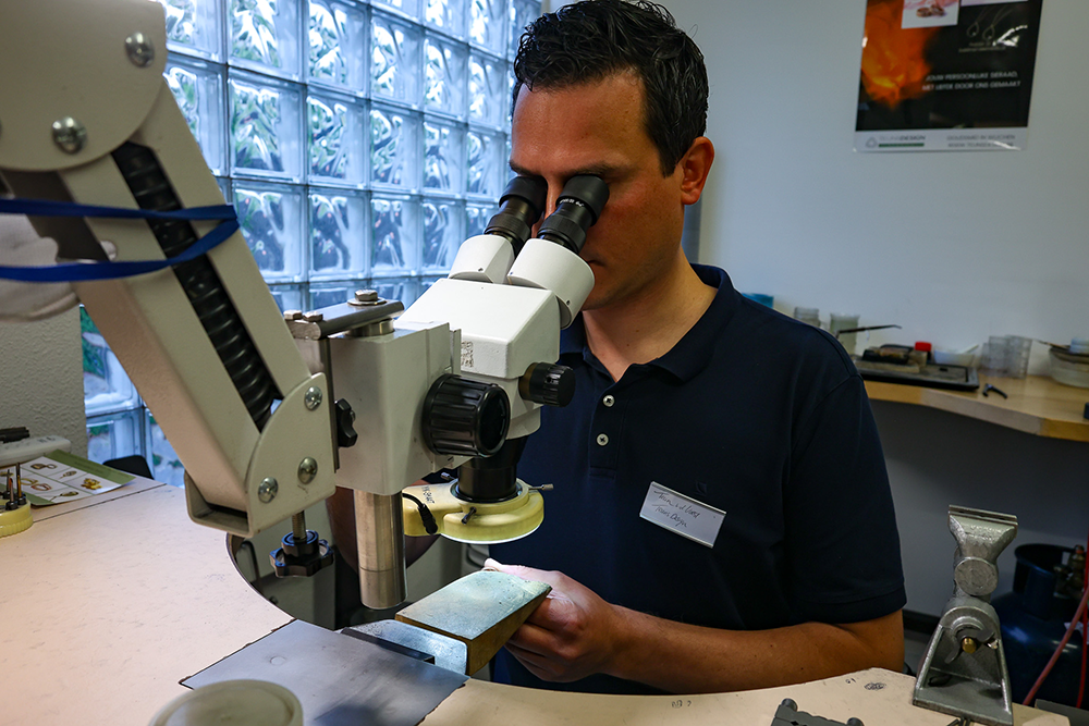 Teuns Design goudsmid met microscoop