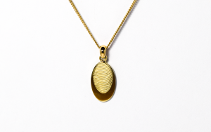 Gedenksieraad hanger met vingerafdruk geelgoud Teuns Design goudsmid Wijchen