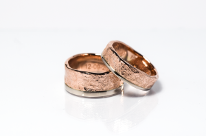 Herentrouwringen met structuur rood goud en wit gouden band handgemaakt in atelier Teuns Design goudsmid Wijchen