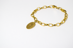 Gouden armband met bedel met voetafdruk baby en datumgravure van geelgoud door Teuns Design Wijchen