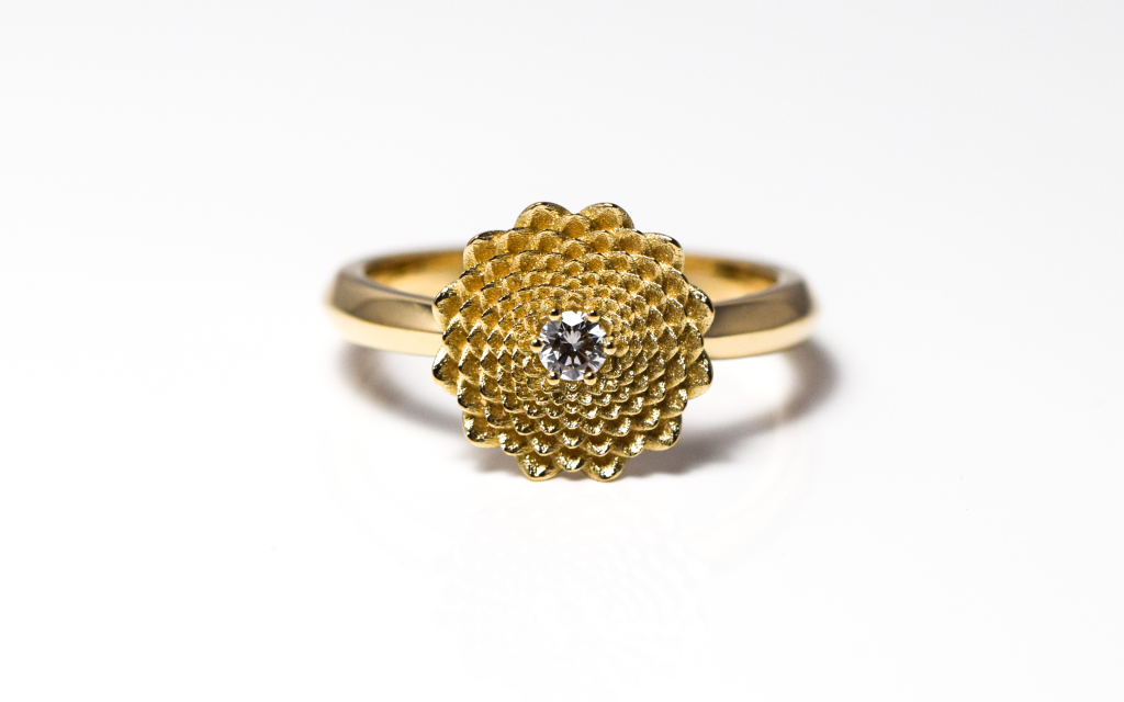 Geel gouden Dahlia ring dames met diamant in het hart gemaakt door goudsmid Teun van de Vorst van Teuns Design Wijchen