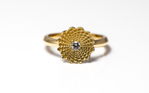 Geel gouden Dahlia ring dames met diamant in het hart gemaakt door goudsmid Teun van de Vorst van Teuns Design Wijchen
