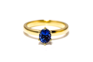 Geel gouden ring met Tanzaniet, konings blauw, door goudsmid Teun van de Vorst van Teuns Design atelier Wijchen