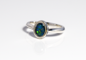 Verlovingsring zilver met opaal uit Australie gemaakt door goudsmid Teuns Design Wijchen