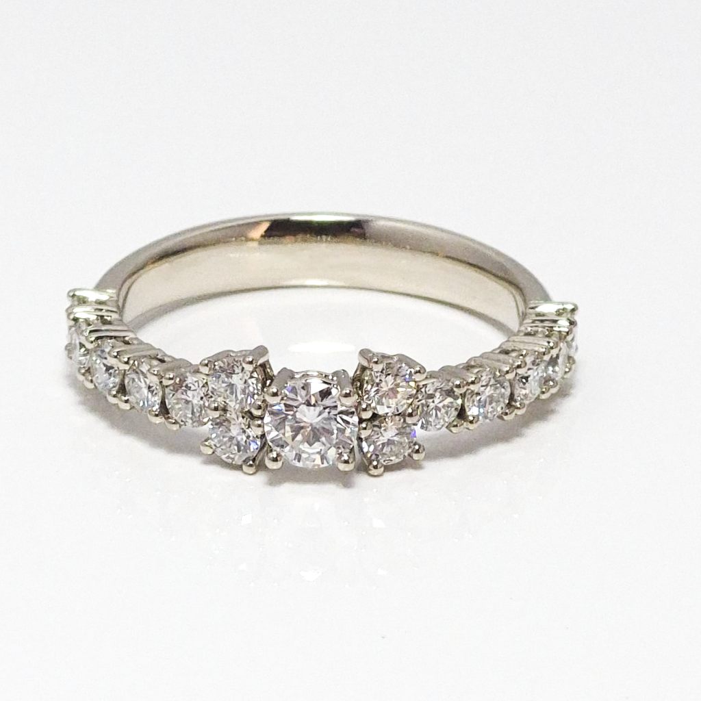 diamanten ring met Tiffany diamanten, goud, handgemaakt in atelier goudsmid Teuns Design Wijchen
