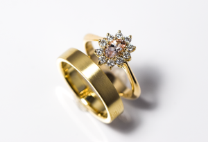 Morganiet is een edelsteen uit de beryl groep waar ook aquamarijn en smaragd toe behoord. De steen staat ook bekend als roze smaragd. trouwringen geel goud en diamanten Teuns Design Wijchen goudsmid