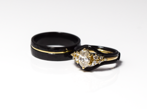 trouwringen zirkonium met bestaande verlovingsring. Door Teuns Design een zirkoniu ring er overheen gemaakt. Specialist zirkonium sieraden sinds 2010, goudsmid in Wijchen