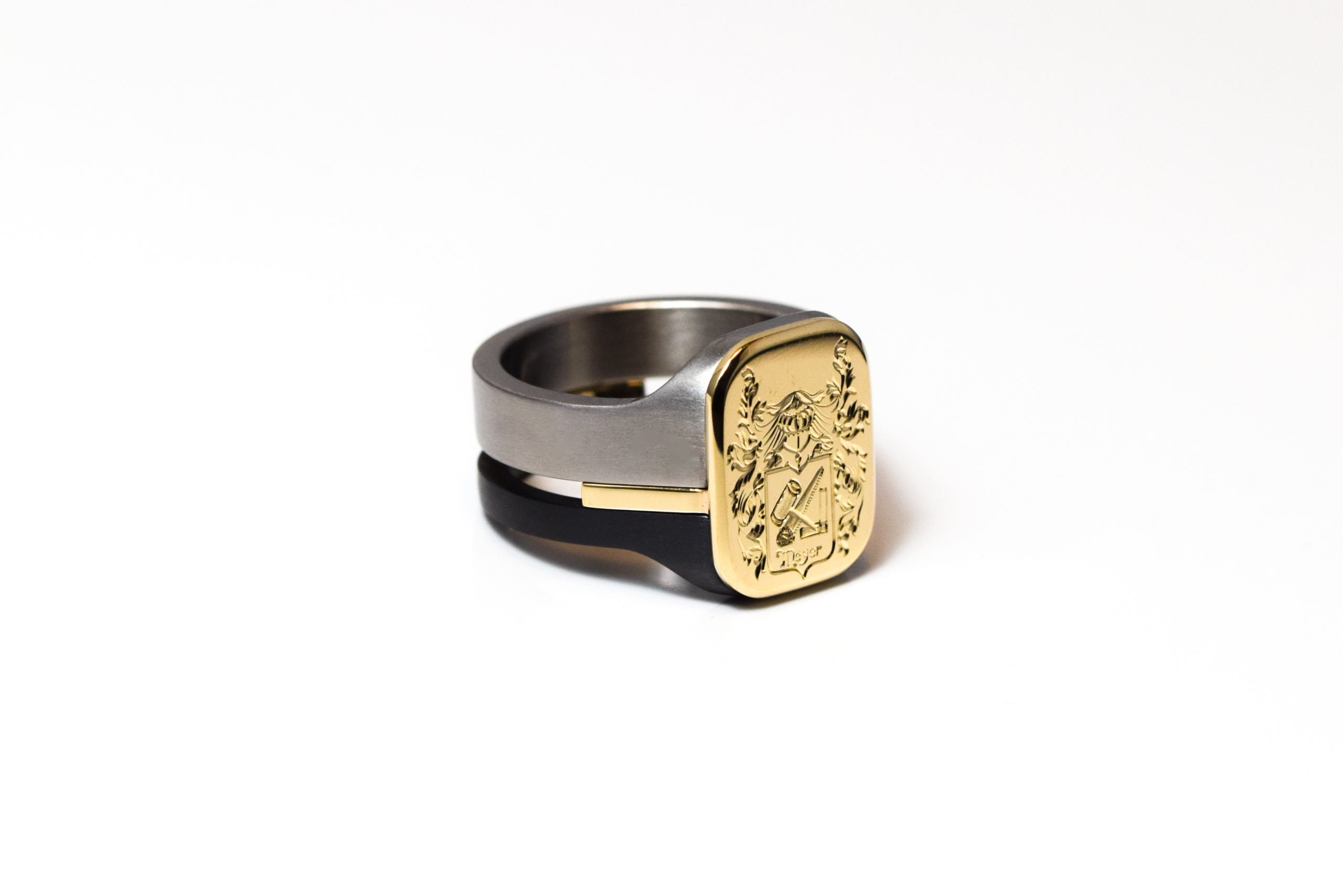 specialist in zirkonium titanium zegelring met gravure