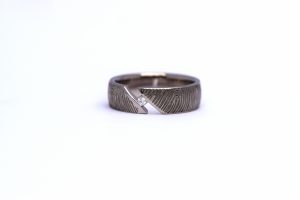 Witgouden ring met twee vingerafdrukken van ouders Teuns Design goudsmid regio Nijmegen
