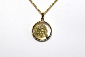 Gedenksieraad goud met vingerafdruk medaillion door goudsmid Teuns Design atelier in Wijchen