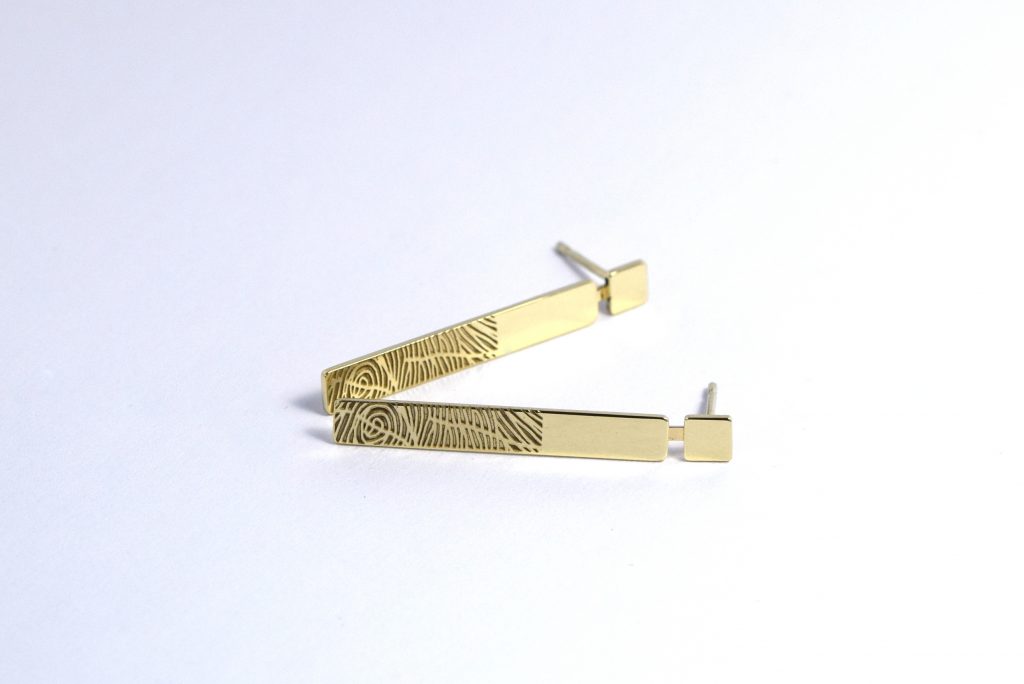 Gouden oorbellen met vingerafdruk handgemaakt door Teuns Design goudsmid in Wijchen
