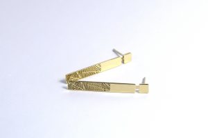 Gouden oorbellen met vingerafdruk handgemaakt door Teuns Design goudsmid in Wijchen