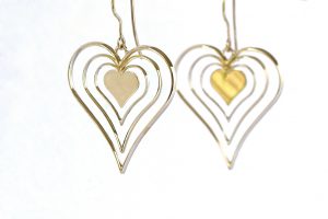 hart oorbellen handgemaakt geelgoud door Teuns Design goudsmid atelier in Wijchen