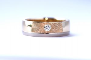 Gouden ring met vingerafdruk en as en briljant geslepen diamant door Teuns Design goudsmid Wijchen