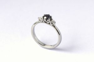 Juweel met zwarte diamant door Teuns Design goudsmid in Wijchen