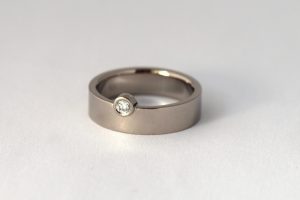 witgouden ring met steen Teuns Design goudsmederij