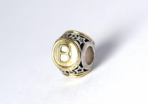 Zilveren Pandora bedel met gouden letters Teuns Design Wijchen goudsmid