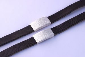 Zilveren element met structuur op bestaande armband voor heren